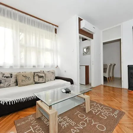 Feel Center Apartment