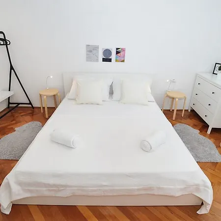 Apartment Feel Center