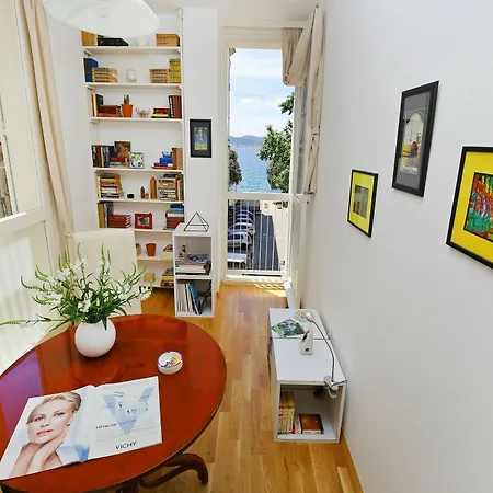 Feel Center Apartment